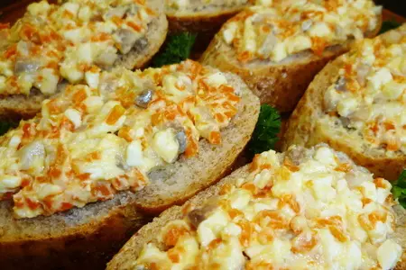 Закуска из селедки и плавленого сыра "ложная икра" (по вкусу очень напоминает красную икру)