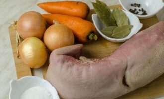 Как вкусно приготовить говяжий язык? Подготовьте язык, овощи и специи.