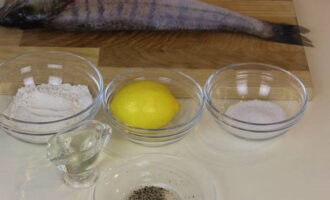 Вкусный жареный судак на сковороде готовится очень просто. Подготовим необходимые продукты по списку. Рыбу заранее размораживаем, очищаем и промываем.