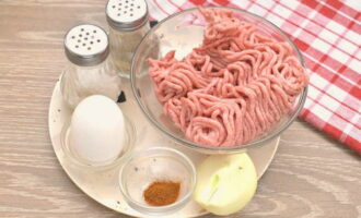 Фрикадельки для супа готовятся очень просто. Подготовим необходимые продукты по списку. Мясной фарш заранее размораживаем.